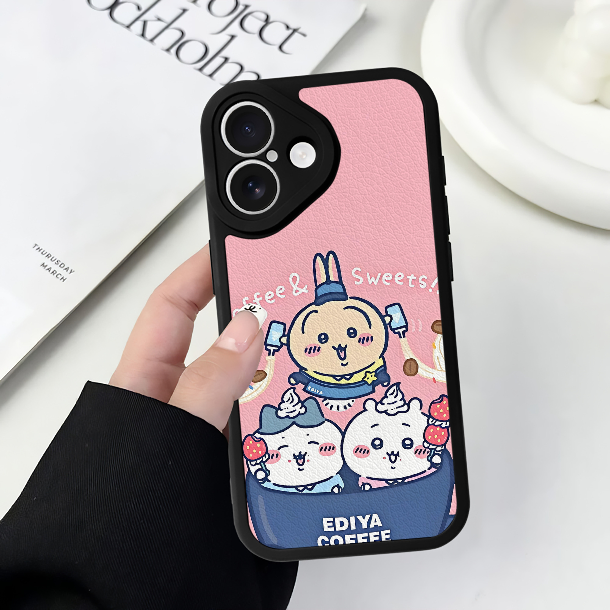 （画像用） ちいかわ Chii-kawa 【iPhone 16シリーズ対応】シリコンスマホケース（レザー調） 材質：シリコン
